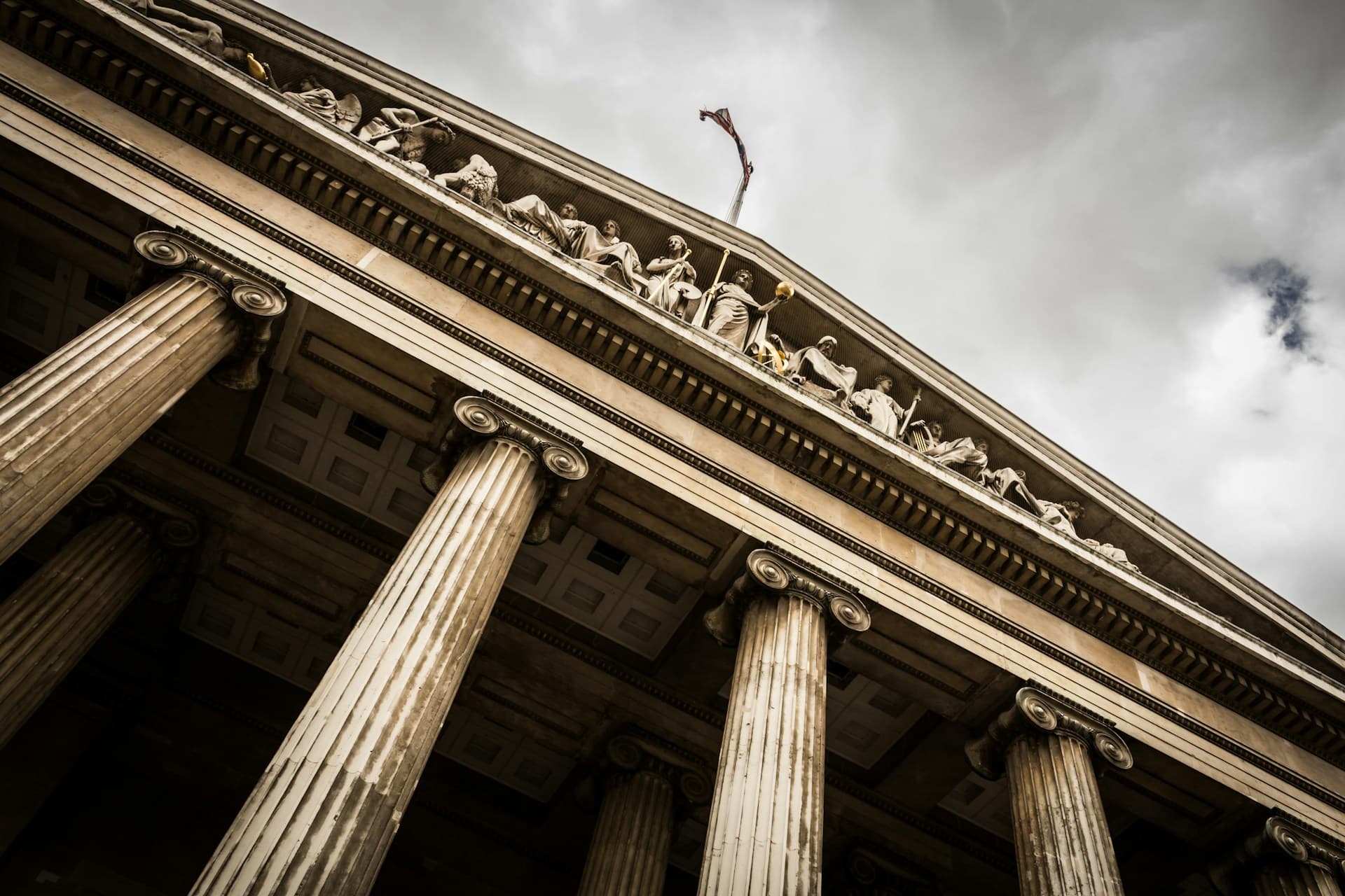 Façade à colonnes d’un palais de justice — cabinet MAC LAW