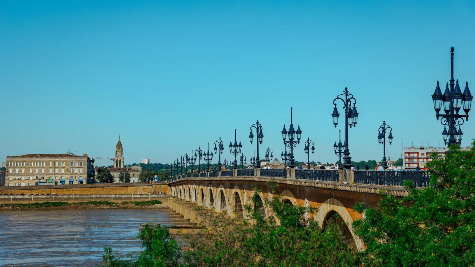 Le Pont de pierre et la Garonne à Bordeaux — cabinet MAC LAW à Bassens, rive droite